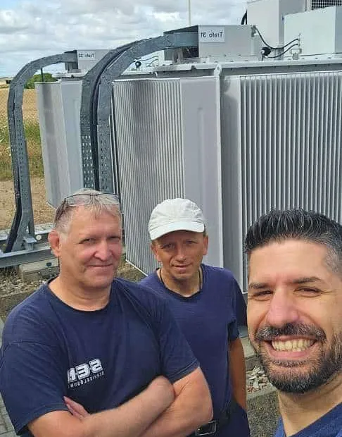 Batteriespeicher-Container im Feld