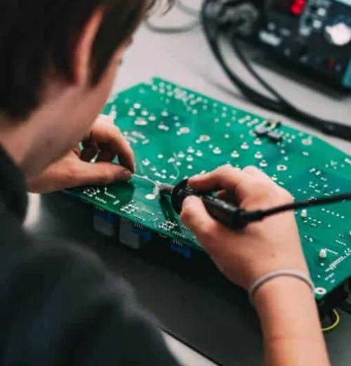 Reparatur eines Wechselrichters in der Werkstatt der Inverter Service Group